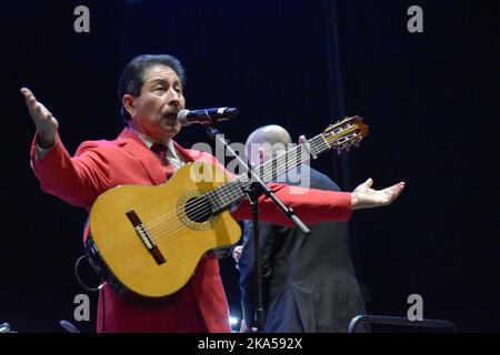 'Trio los Antares' acompatato dalla National Symphony Orchestra of Colombia a Ipiales, Narino - Colombia il 28 ottobre 2022. Foto di: Camilo Erasso/Long Visual Press Foto Stock