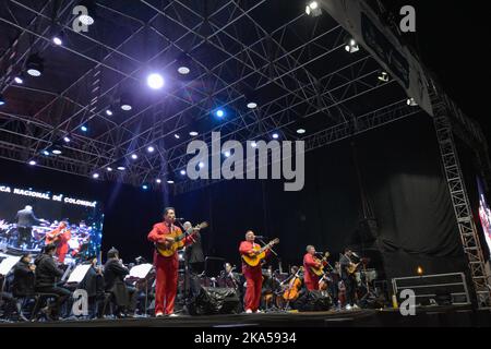 'Trio los Antares' acompatato dalla National Symphony Orchestra of Colombia a Ipiales, Narino - Colombia il 28 ottobre 2022. Foto di: Camilo Erasso/Long Visual Press Foto Stock