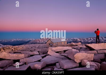 Vetta del monte Whitney all'alba, John Muir Trail, Sierra Nevada, California, Stati Uniti Foto Stock