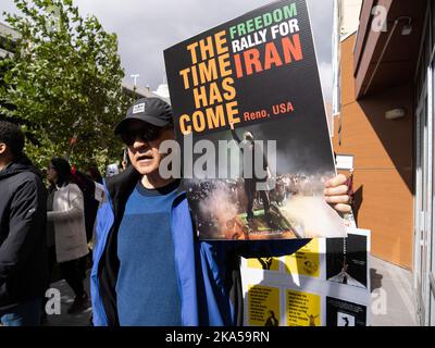 Reno, Nevada, Stati Uniti. 22nd Ott 2022. Un manifestante porta un cartello che dice ''il momento è arrivato, la libertà di rally per l'Iran'' durante una marcia di manifestazione che condanna il governo iraniano e la morte di Masha Amini. A partire dall'Università del Nevada, centinaia di più di 2.000 iraniani americani di Reno hanno marciato attraverso il centro di Reno chiedendo la fine di ciò che hanno detto era il regime religioso oppressivo di IranÃ.Masha Amini è stata una figura centrale nelle manifestazioni. Amini è stato rapito dalla polizia morale iraniana e presumibilmente è stato assassinato mentre era in custodia del governo iraniano. Foto Stock