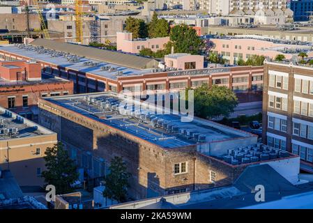 NEW ORLEANS, LA, USA - 25 OTTOBRE 2022: Paesaggio urbano del quartiere dei magazzini con numerose unità di aria condizionata sui tetti Foto Stock