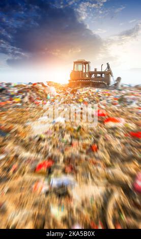 Mucchio grande di immondizia all'interno di un impianto di lavorazione Foto Stock