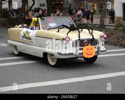 Carmel by the Sea, California, USA. 31st Ott 2022. Scenes from the 2022 Carmel Halloween parade Down Ocean Avenue Credit: Motofoto/Alamy Live News Foto Stock