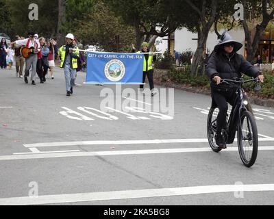 Carmel by the Sea, California, USA. 31st Ott 2022. Scenes from the 2022 Carmel Halloween parade Down Ocean Avenue Credit: Motofoto/Alamy Live News Foto Stock