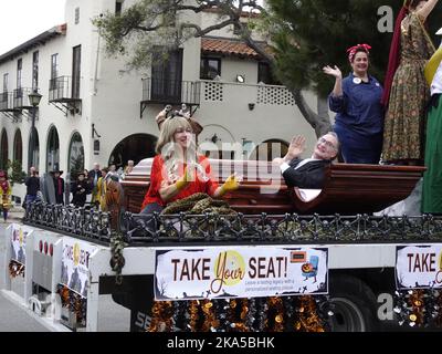 Carmel by the Sea, California, USA. 31st Ott 2022. Scenes from the 2022 Carmel Halloween parade Down Ocean Avenue Credit: Motofoto/Alamy Live News Foto Stock