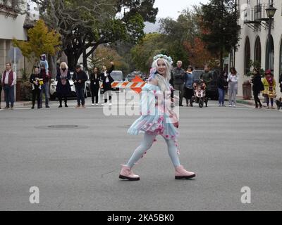 Carmel by the Sea, California, USA. 31st Ott 2022. Scenes from the 2022 Carmel Halloween parade Down Ocean Avenue Credit: Motofoto/Alamy Live News Foto Stock