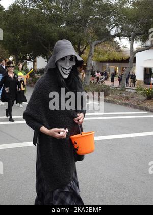 Carmel by the Sea, California, USA. 31st Ott 2022. Scenes from the 2022 Carmel Halloween parade Down Ocean Avenue Credit: Motofoto/Alamy Live News Foto Stock