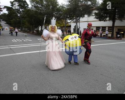 Carmel by the Sea, California, USA. 31st Ott 2022. Scenes from the 2022 Carmel Halloween parade Down Ocean Avenue Credit: Motofoto/Alamy Live News Foto Stock