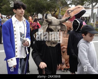 Carmel by the Sea, California, USA. 31st Ott 2022. Scenes from the 2022 Carmel Halloween parade Down Ocean Avenue Credit: Motofoto/Alamy Live News Foto Stock