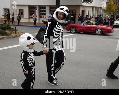 Carmel by the Sea, California, USA. 31st Ott 2022. Scenes from the 2022 Carmel Halloween parade Down Ocean Avenue Credit: Motofoto/Alamy Live News Foto Stock