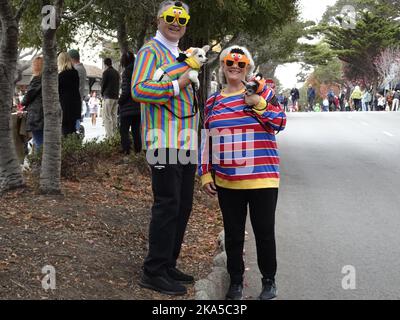 Carmel by the Sea, California, USA. 31st Ott 2022. Scenes from the 2022 Carmel Halloween parade Down Ocean Avenue Credit: Motofoto/Alamy Live News Foto Stock