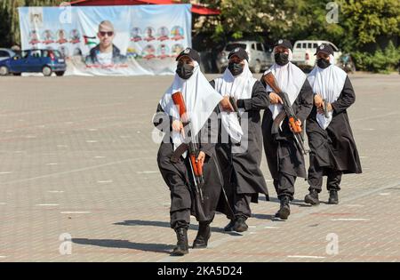 Gaza, Palestina. 31st Ott 2022. Le donne delle forze di sicurezza di Hamas mostrano le loro abilità in un esercizio di perforazione tenuto durante una cerimonia di laurea a Gaza City. La striscia di Gaza è stata bloccata a guida israeliana dal 2007, imposta dopo che il movimento islamico Hamas ha preso il controllo del territorio. (Foto di Ahmed Zakot/SOPA Images/Sipa USA) Credit: Sipa USA/Alamy Live News Foto Stock