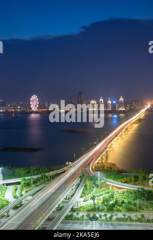 Interscambio di shanghai cavalcavia e strada sopraelevata in nightfall Foto Stock