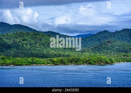 Alotau porto ai piedi della giungla coperto Owen Stanley Range. Milne Bay, Papua Nuova Guinea Foto Stock