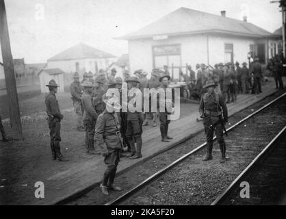 I soldati dell'esercito federale arrivano alla fermata della ferrovia Colorado & Southern a Ludlow, Colorado. Il dispiegamento di truppe federali ha effettivamente chiuso la fase di guerra di 10 giorni della guerra dei campi di coala del Colorado, che ha cominciato dopo il massacro di Ludlow il 20 aprile 1914. Foto Stock