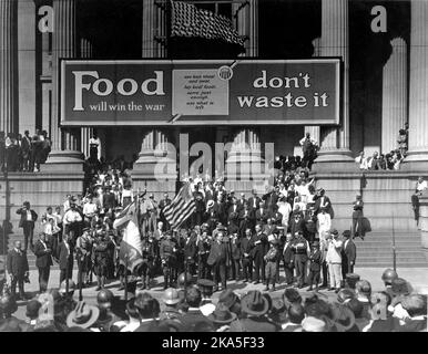 Liberty Loan Drive di fronte al Municipio, New Orleans. Sul municipio c'è un banner che legge "il cibo vincerà la guerra, non sprecarla". Foto Stock