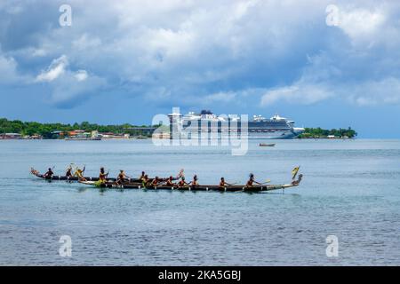 Pagaie indigene in costume tradizionale che mostrano canoe da sgabuzzi, Festival culturale Alotau, Provincia di Milne Bay, Papua Nuova Guinea Foto Stock