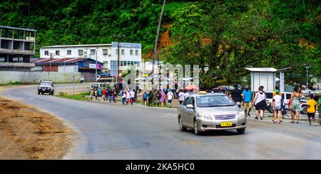 Auto che guidano su strada in Alotau, Milne Bay Papua Nuova Guinea Foto Stock