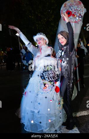 New York, NY, Stati Uniti. 31st Ott 2022. L'annuale Greenwich Village Halloween Parade ha attirato folle di partecipanti in costume insieme a gruppi, troupe da ballo, escursionisti a palafitte, carri commerciali e burattini giganti. Artisti dell'Edward Morgan Ballet. Credit: Ed Lefkowicz/Alamy Live News Foto Stock