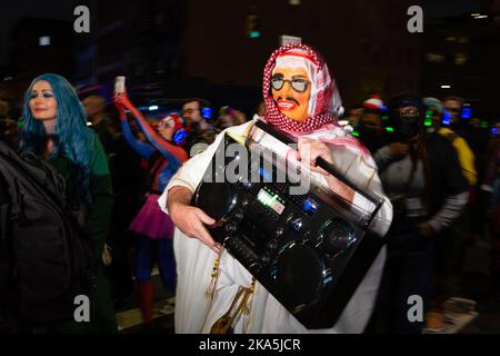 New York, NY, Stati Uniti. 31st Ott 2022. L'annuale Greenwich Village Halloween Parade ha attirato folle di partecipanti in costume insieme a gruppi, troupe da ballo, escursionisti a palafitte, carri commerciali e burattini giganti. Credit: Ed Lefkowicz/Alamy Live News Foto Stock