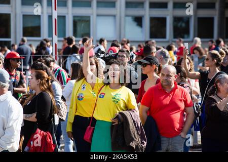 Porto, Portogallo. 30th Ott 2022. I sostenitori del PT dimostrano il loro sostegno durante le votazioni alle elezioni presidenziali di Porto. Migliaia di brasiliani votano nella città di Porto, in Portogallo, in un'atmosfera effusiva. Nonostante la stragrande maggioranza dei sostenitori di Lula, erano necessari rinforzi di polizia per mantenere l'ordine. Credit: SOPA Images Limited/Alamy Live News Foto Stock