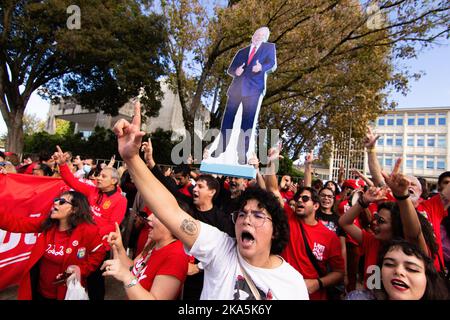 Porto, Portogallo. 30th Ott 2022. I sostenitori di Lula da Silva mostrano il loro sostegno davanti all'università ISEP dove si è svolta la votazione. Migliaia di brasiliani votano nella città di Porto, in Portogallo, in un'atmosfera effusiva. Nonostante la stragrande maggioranza dei sostenitori di Lula, erano necessari rinforzi di polizia per mantenere l'ordine. Credit: SOPA Images Limited/Alamy Live News Foto Stock