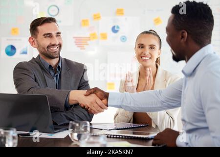 B2B, handshake o diversità persone commerciali per la partnership di marketing, collaborazione o di successo aziendale. Lavoro di squadra, grazie o scosso di squadra Foto Stock