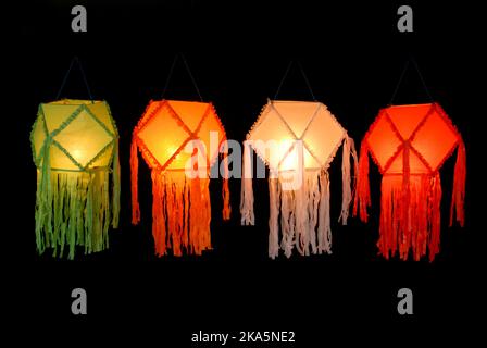 Vesak, conosciuto anche come Buddha Jayanti, Buddha Purnima e Buddha Day, è una vacanza tradizionalmente osservata dai buddisti in Asia meridionale e sud-orientale Foto Stock