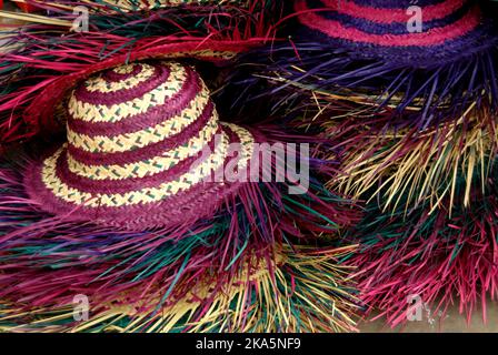 cappello di canna in sri lanka. Prodotti artigianali reed e rush. Sono abbellite con motivi colorati Foto Stock