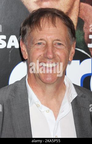 Il regista Dennis Dugan partecipa alla prima "grown UPS 2" della Columbia Pictures all'AMC Lincoln Square di New York il 10 luglio 2013. Photo Credit: Henry McGee/MediaPunch Foto Stock