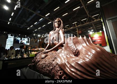 Parigi, Francia. 31st Ott 2022. Una scultura di sirena fatta di cioccolato è vista alla fiera del cioccolato di Parigi del 27th alla Versailles Expo di Parigi, in Francia, 31 ottobre 2022. Il 27th° Salone del cioccolato si è tenuto dal 28 ottobre al 1 novembre. Credit: Gao Jing/Xinhua/Alamy Live News Foto Stock