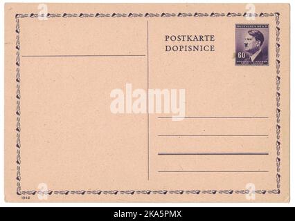 GERMANIA (PROTETTORATO DI BOEMIA E MORAVIA) - CIRCA 1942: Vecchia cartolina postale con timbro postale stampato mostra ritratto di Adolf Hitler (politico, leader del partito nazista, dittatore, veterano della guerra mondiale), viola, circa 1942 Foto Stock