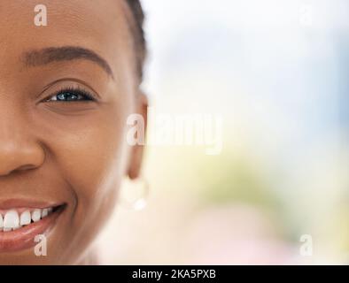 Ritratto di mezza faccia, donna nera e sorriso con dermockup bellezza per prima dopo la commercializzazione di cosmetici. Ragazza africana felice con trucco naturale Foto Stock