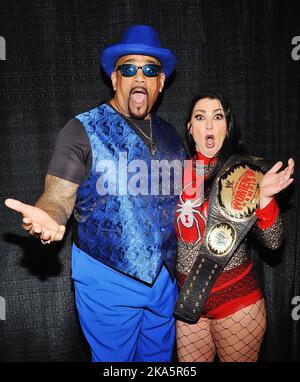 24 settembre 2022 - Hamilton, Ontario, Canada. Lottatori professionisti in pensione WWE, il Padrino e Lisa Marie Varon ad Hamilton Comic con al Canadian Warplane Heritage Museum. (Credit Image: © Brent Perniac/AdMedia via ZUMA Press Wire) Foto Stock