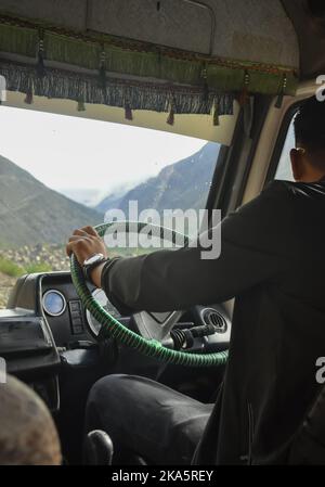 Vista posteriore di un furgone passeggero non riconosciuto (tempo Traveller) sull'autostrada Manali-Leh durante la stagione estiva Foto Stock