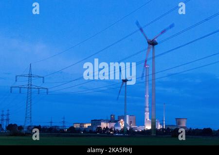 Landesbergen, Germania. 01st Nov 2022. Due turbine eoliche ruotano di fronte alla centrale Robert Frank. Il Cancelliere Scholz ha annunciato i punti chiave per alleggerire l'onere che grava sui cittadini e sulle imprese durante la crisi energetica. Credit: Lino Mirgeler/dpa/Alamy Live News Foto Stock