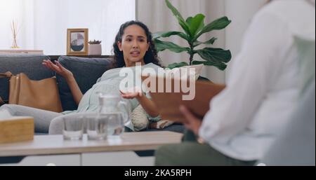 Salute mentale, gravidanza e donna sul divano in terapia o sessione di consulenza per la depressione, ansia e assistenza sanitaria. Psicologo, ragazza incinta arrabbiata Foto Stock