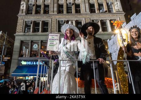 NEW YORK, NY - 31 OTTOBRE: Un rivelatore vestito come una strega ha un segno che recita 'COMBATTENDO PER I DIRITTI DELLE DONNE DAL 1692' nella 49th Annual Village Halloween Parade di New York il 31 ottobre 2022 a New York City. Il tema di quest'anno era "libertà". Foto Stock