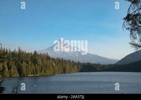 Ammira il monte Hood dalle rive del lago perduto, in una giornata soleggiata e calda. Foto Stock