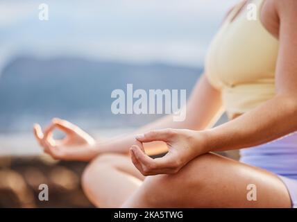 Mani, meditazione e yoga con una donna all'aperto per la salute mentale in un ambiente tranquillo o sereno. Fitness, esercizio fisico e meditazione con uno yoga femminile Foto Stock