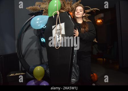 Lviv, Ucraina. 31st Ott 2022. Una ragazza tiene una bara con un ritratto del presidente russo Vladimir Putin durante la celebrazione di Halloween in uno dei bar di Lviv Credit: SOPA Images Limited/Alamy Live News Foto Stock