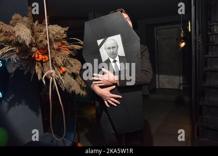 Lviv, Ucraina. 31st Ott 2022. Un uomo abbraccia una bara con un ritratto del presidente russo Vladimir Putin durante la celebrazione di Halloween in uno dei bar di Lviv Credit: SOPA Images Limited/Alamy Live News Foto Stock