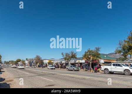 CITRUSDAL, SUD AFRICA - 9 SETTEMBRE 2022: Una scena stradale, con aziende, persone e veicoli, a Citrusdal, nella Provincia del Capo Occidentale Foto Stock