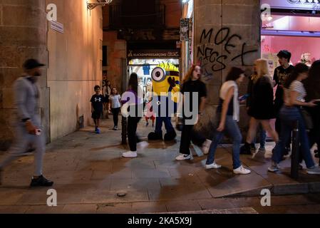 Barcellona, Spagna. 31st Ott 2022. Un Minion nella folla che cammina attraverso il quartiere nato di Barcellona nella notte di Halloween cerca di attrarre adulti e bambini in un negozio di dolci. Credit: SOPA Images Limited/Alamy Live News Foto Stock