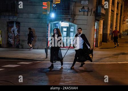 Barcellona, Spagna. 31st Ott 2022. Dracula e una passeggiata vampiro lungo Princesa Street durante la prima notte di Halloween senza una pandemia dopo 2 anni. Credit: SOPA Images Limited/Alamy Live News Foto Stock