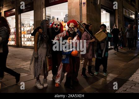 Barcellona, Spagna. 31st Ott 2022. Le strade di Barcellona sono piene di bambini e adulti che celebrano il primo Halloween libero da pandemia in due anni. (Foto di Ximena Borrazas/SOPA Images/Sipa USA) Credit: Sipa USA/Alamy Live News Foto Stock