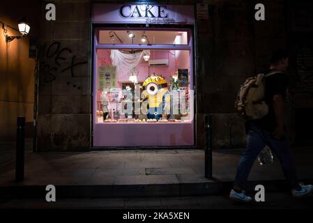 Barcellona, Spagna. 31st Ott 2022. Un Minion attira adulti e bambini all'interno di una panetteria nel quartiere Born la notte del primo Halloween senza COVID. (Foto di Ximena Borrazas/SOPA Images/Sipa USA) Credit: Sipa USA/Alamy Live News Foto Stock