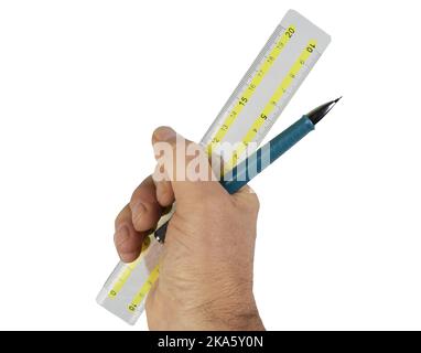 un righello e una matita in una mano maschio su uno sfondo trasparente Foto Stock