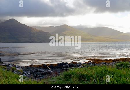 Una vista sul Loch Na Keal da nord verso le montagne ben More sull'Isola di Mull, Argyll e Bute, Scozia. Foto Stock