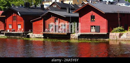 Magazzini del porto rosso con belle riflessioni sul fiume porvoo. villaggio di pescatori in stile scandinavo Foto Stock